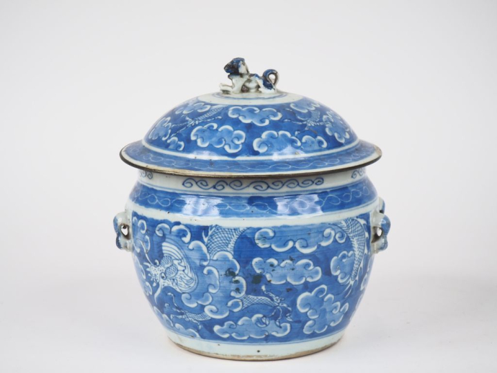Chine XIXème pour le Vietnam. Bouillon couvert en porcelaine blanche à