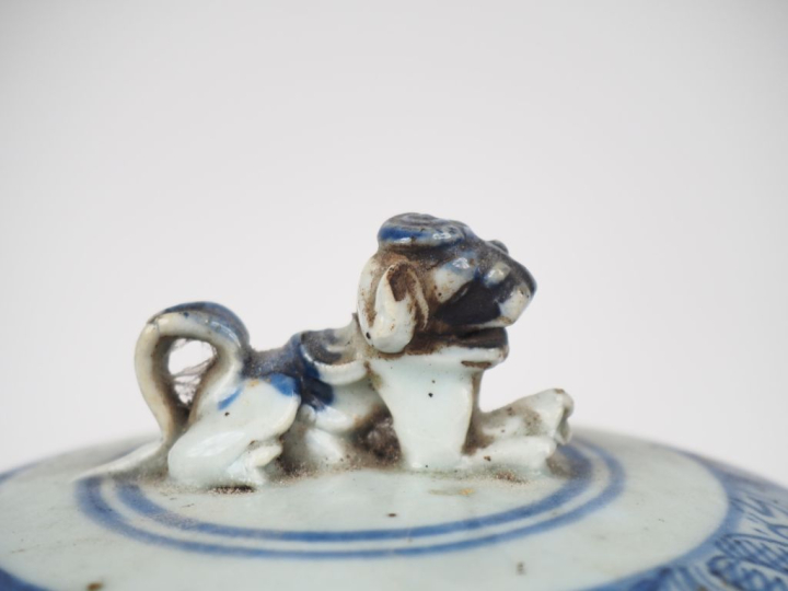 Chine XIXème pour le Vietnam. Bouillon couvert en porcelaine blanche à