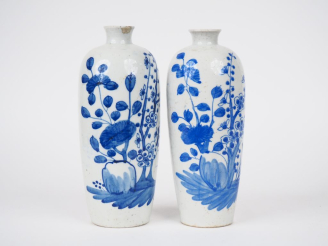 Vente aux enchères Chine XIXème. Paire de vases formant pendant de forme oblongue en porc