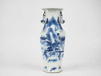 Vente aux enchères Chine période Guangxu vers 1880.  Vase en porcelaine blanche décor ble