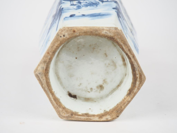 Chine période Guangxu vers 1880.  Vase en porcelaine blanche décor ble