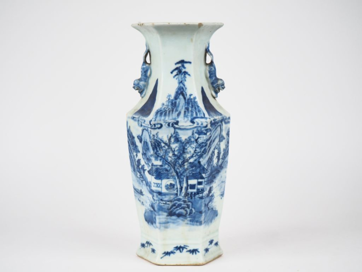 Chine période Guangxu vers 1880.  Vase en porcelaine blanche décor ble