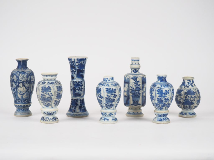 Chine Kangxi (export) 7 vases de maitrise en porcelaine bleu blanc don