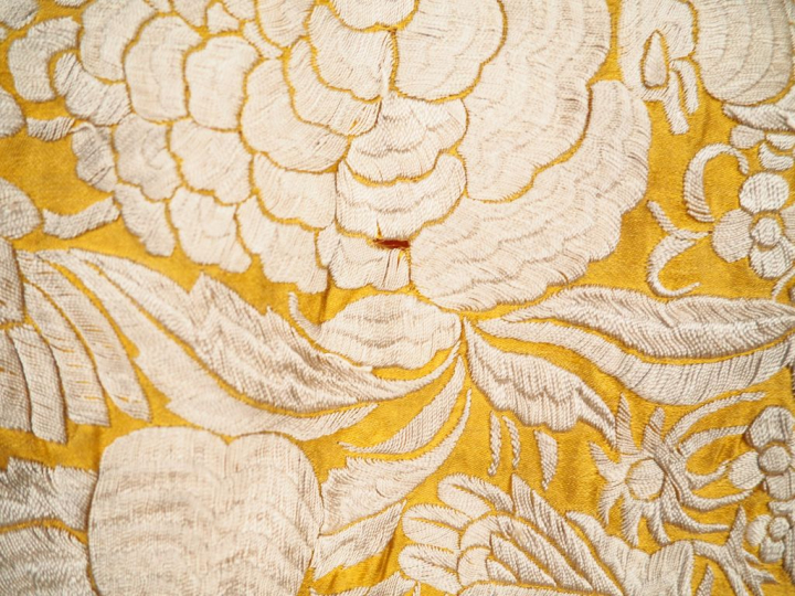 Grande tenture à décor de faisans, pivoines et oiseaux en camaïeu de b