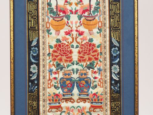 2 panneaux en soie et lin brodés représentant des vases fleuris entour