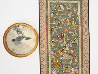 Vente aux enchères Chine XXème.  Lot comprenant :  un panneau en soie et lin polychrome à