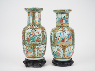 Vente aux enchères Chine vers 1880, Paire de vases rouleau en porcelaine et émaux de styl
