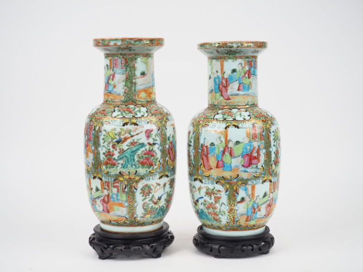 Chine vers 1880, Paire de vases rouleau en porcelaine et émaux de styl