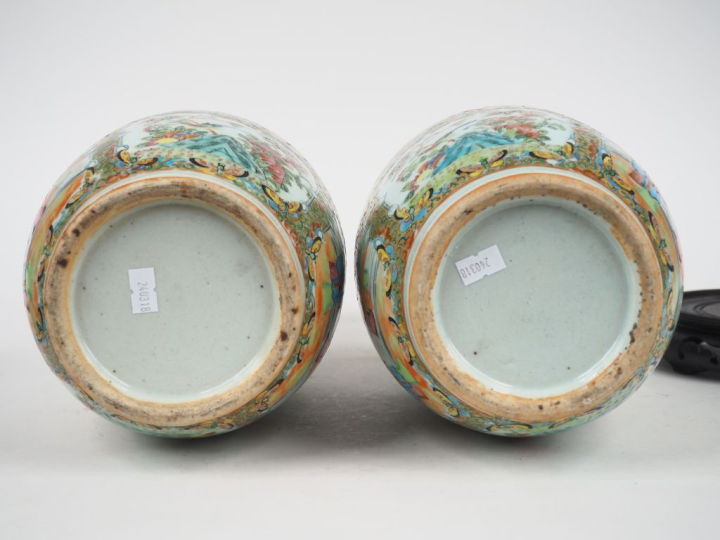 Chine vers 1880, Paire de vases rouleau en porcelaine et émaux de styl