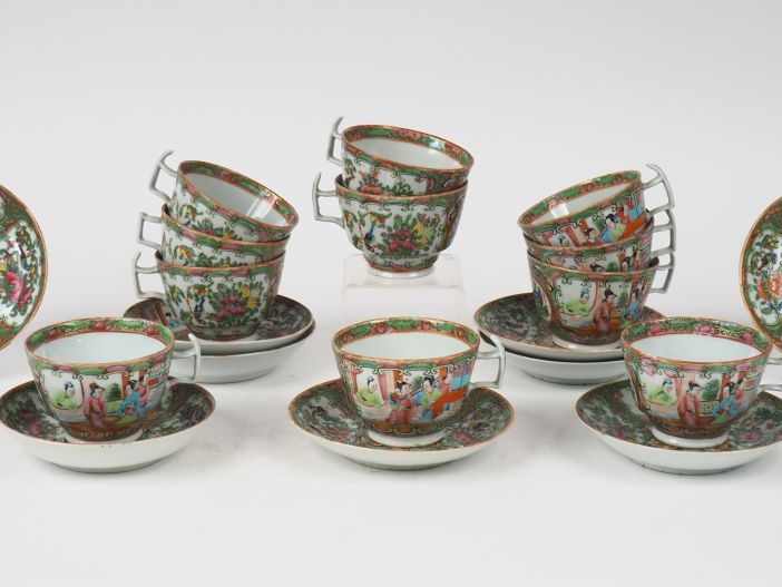 Canton vers 1880. Ensemble de 11 tasses et 9 coupes en porcelaine et é