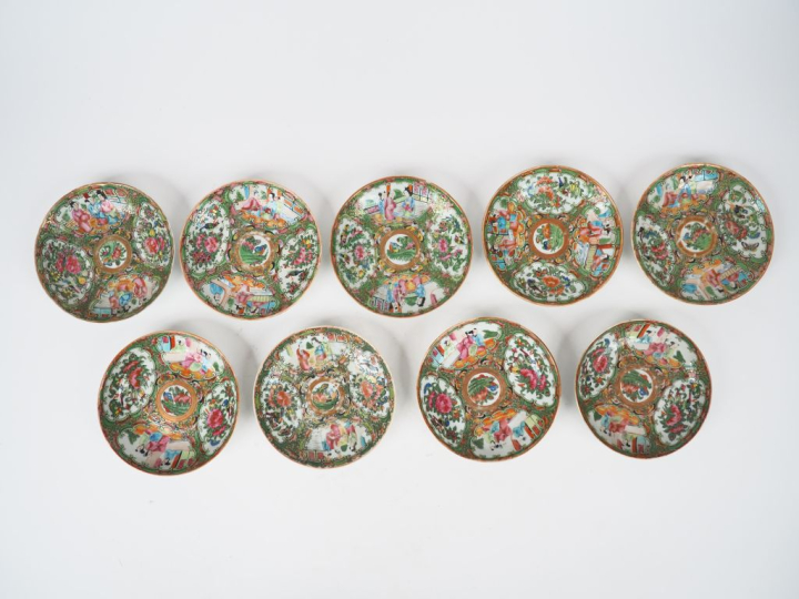 Canton vers 1880. Ensemble de 11 tasses et 9 coupes en porcelaine et é