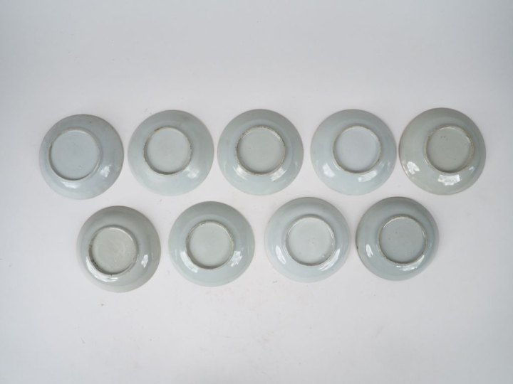 Canton vers 1880. Ensemble de 11 tasses et 9 coupes en porcelaine et é