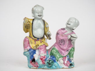 Vente aux enchères Chine XIXème. Groupe en biscuit émaux famille rose représentant Liu Ha