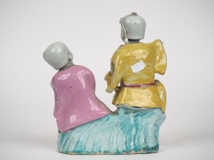 Chine XIXème. Groupe en biscuit émaux famille rose représentant Liu Ha