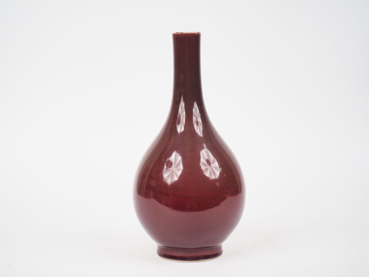 Chine vers 1920.  Vase piriforme en porcelaine et émail sang de bœuf  