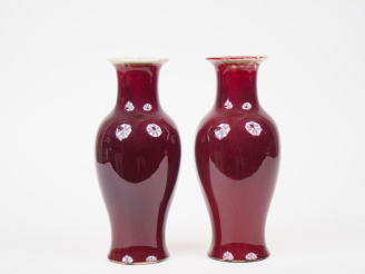 Vente aux enchères Chine deuxième motiié du XXème.  Paire de vases balustres sang de bœuf