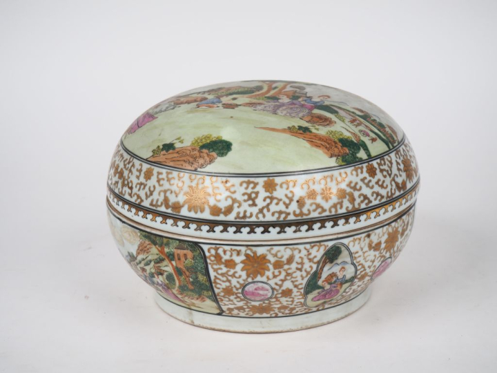 Chine deuxième moitié du XXème. Boite couverte en porcelaine et émaux 