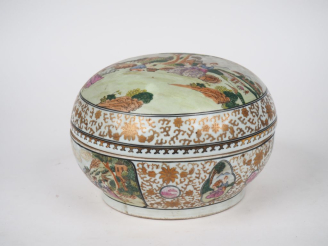 Vente aux enchères Chine deuxième moitié du XXème. Boite couverte en porcelaine et émaux 