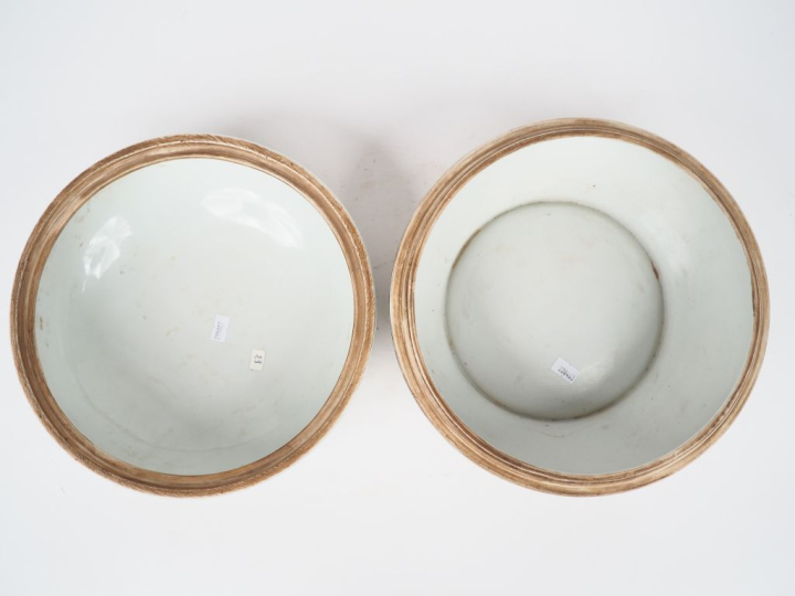 Chine deuxième moitié du XXème. Boite couverte en porcelaine et émaux 