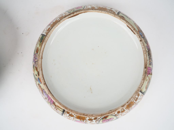 Chine deuxième moitié du XXème. Boite couverte en porcelaine et émaux 