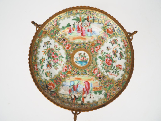 Vente aux enchères Chine Canton 1900.  Coupe en porcelaine de Canton famille rose, décor 