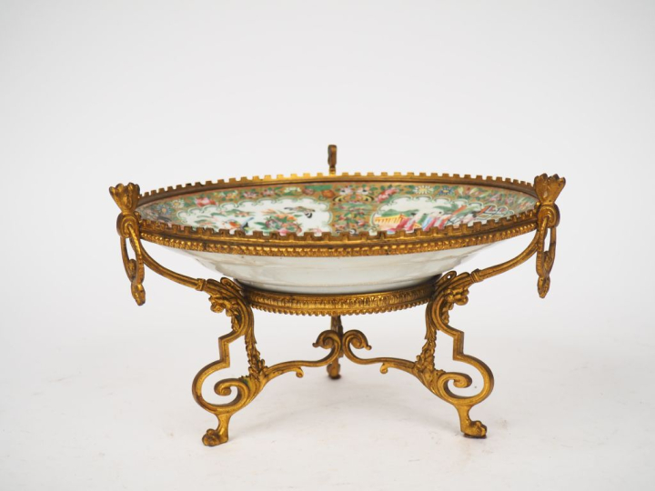 Chine Canton 1900.  Coupe en porcelaine de Canton famille rose, décor 