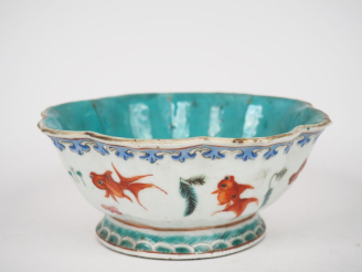 Vente aux enchères Chine époqueTongzhe.  Coupe floriforme à décor de poissons voile (usur