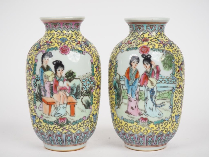 Chine deuxième moitié du XXème. Paire de vases en porcelaine émaux fam
