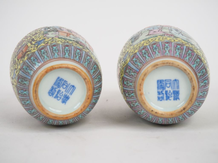 Chine deuxième moitié du XXème. Paire de vases en porcelaine émaux fam