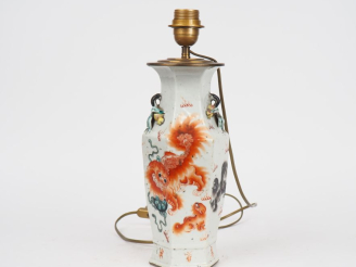 Vente aux enchères Chine XIXème. Vase de forme hexagonale à décor de lions bouddhiques. A