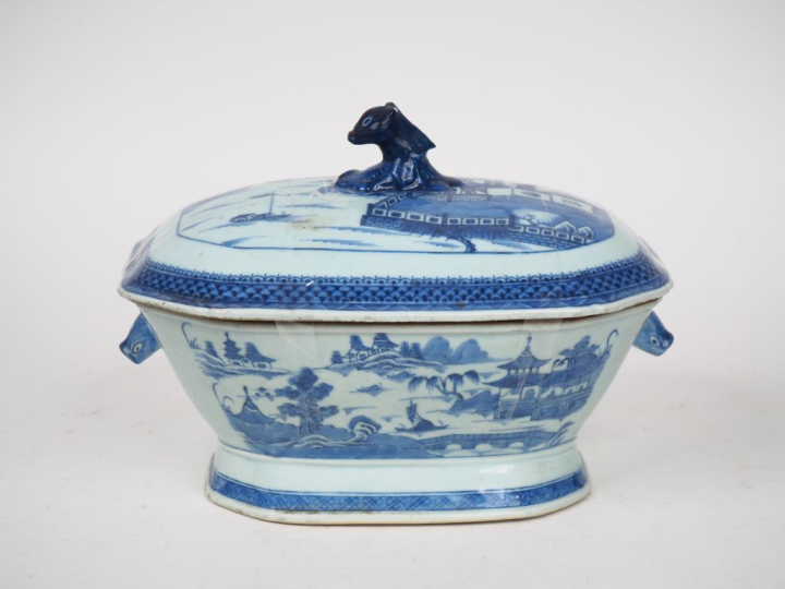 Chine fin XIXème. Terrine couverte bleu blanc à décor de paysage lacus