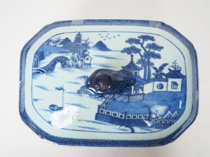 Chine fin XIXème. Terrine couverte bleu blanc à décor de paysage lacus