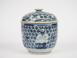 Vente aux enchères Chine du Sud fin XIXème. Bouillon couvert en porcelaine bleu blanc à d
