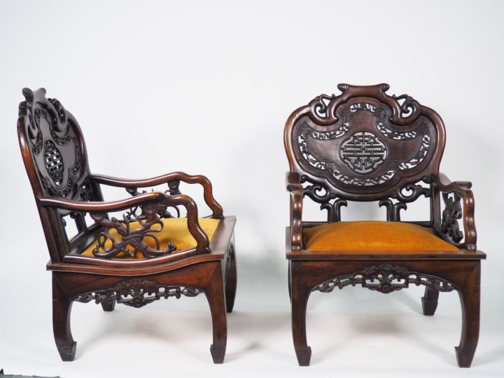 Indochine vers 1920.  Quatre fauteuils reposant sur des pieds galbés e