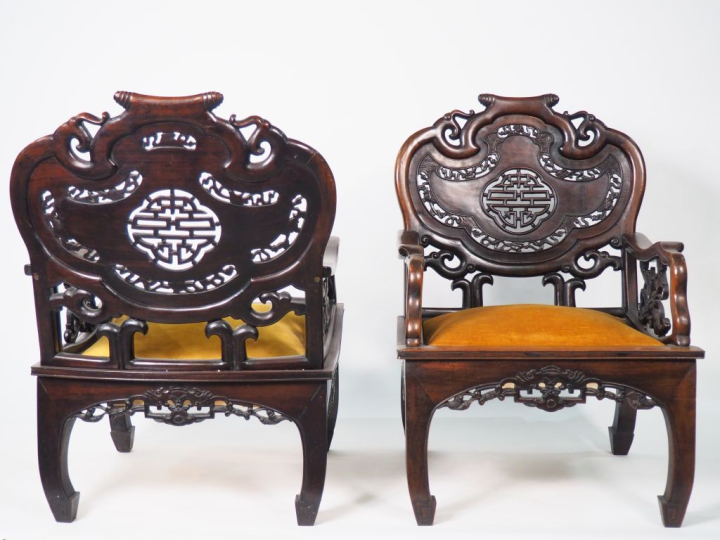 Indochine vers 1920.  Quatre fauteuils reposant sur des pieds galbés e