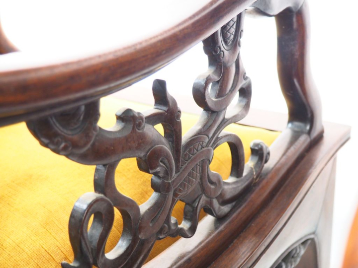 Indochine vers 1920.  Quatre fauteuils reposant sur des pieds galbés e