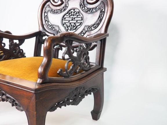 Indochine vers 1920.  Quatre fauteuils reposant sur des pieds galbés e