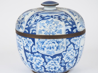 Vente aux enchères Indochine XXème.  Importante coupe couverte en porcelaine bleu blanc à