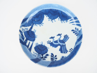 Vente aux enchères Indochine XIXème. Coupe en porcelaine blanche à décor d'un couple déch