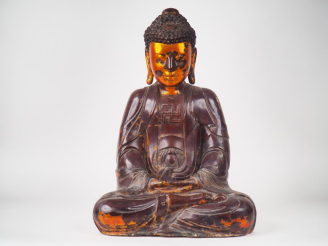 Vente aux enchères Vietnam vers 1900.  Statue en bois anciennement laquée et dorée représ
