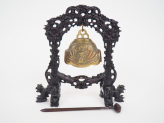 Vente aux enchères Indochine vers 1920.  Petit gong en bronze à décor de chauve souris av