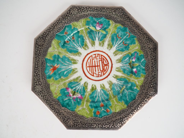 Chine et Indochine période Qing Plat octogonal en porcelaine émaux fam