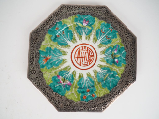 Vente aux enchères Chine et Indochine période Qing Plat octogonal en porcelaine émaux fam