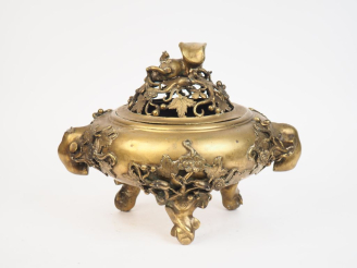 Vente aux enchères Indochine vers 1900.  Brule parfum tripode en bronze décor de loirs et