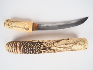 Vente aux enchères Japon période vers 1900.  Tanto en ivoire finement sculptée d'une lang