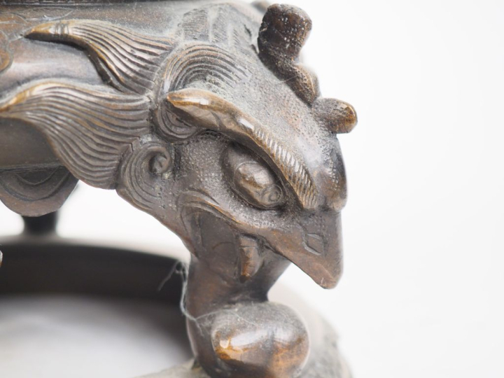 	Important brule parfum en bronze à patine brune reposant sur 4 têtes 