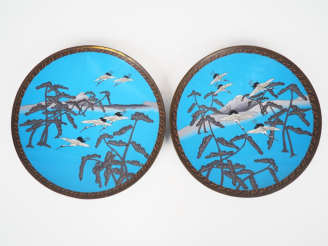Vente aux enchères 	Paire de plats en émaux cloisonnés sur cuivre à décor d’échassiers et