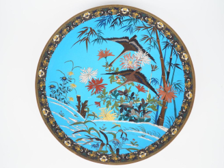 Vente aux enchères Japon période Meiji. Grand plat en émaux cloisonnés sur cuivre à décor