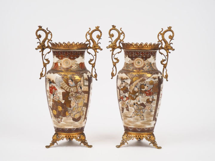 Japon vers 1900.  Paire de vases en faience de Satsuma, décor polychro