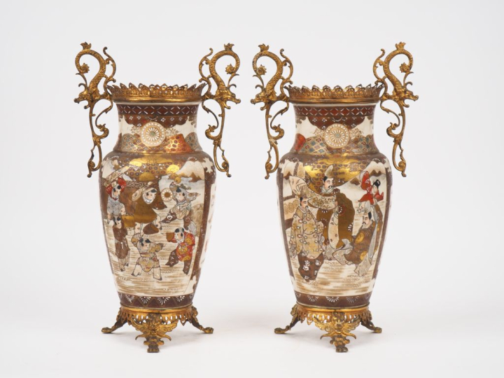 Japon vers 1900.  Paire de vases en faience de Satsuma, décor polychro